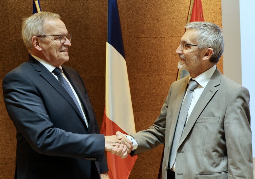 Le président du département de la Moselle, Patrick Weiten, et Jean-Michel Clavié, directeur départemental de la Banque de France, ont acté un partenariat jusqu'en 2025. © Département de la Moselle.