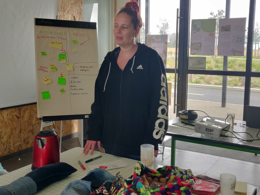 Julie Drouet prend en charge le volet Vestimentaire des Robin.e.s des bennes. @Aletheia Press/ DLP