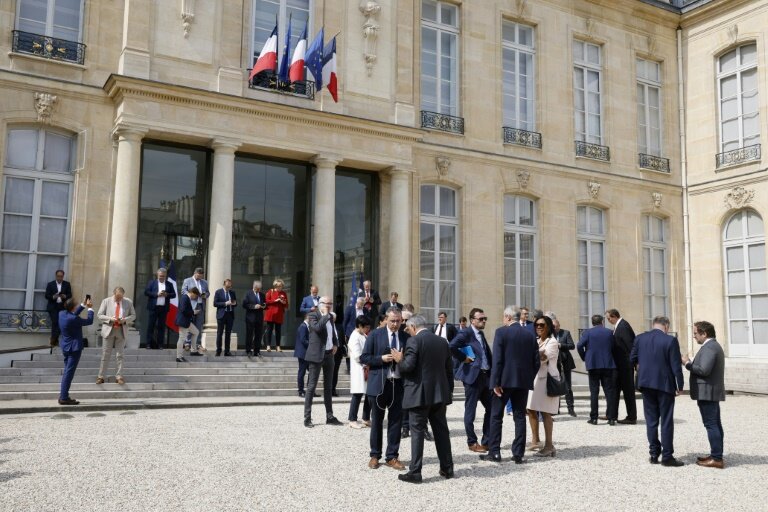 Des maires de communes touchées par les émeutes affluent au palais de l'Elysée pour une rencontre avec le président français Emmanuel Macron, le 4 juillet 2023 © Ludovic MARIN