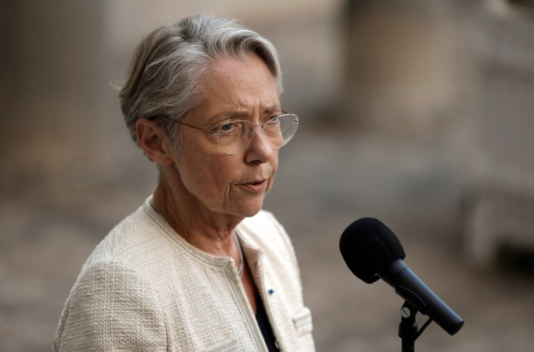 La Première ministre Elisabeth Borne prend la parole après avoir reçu les représentants des groupes politiques à Matignon, à Paris le 3 juillet 2023 © Geoffroy VAN DER HASSELT