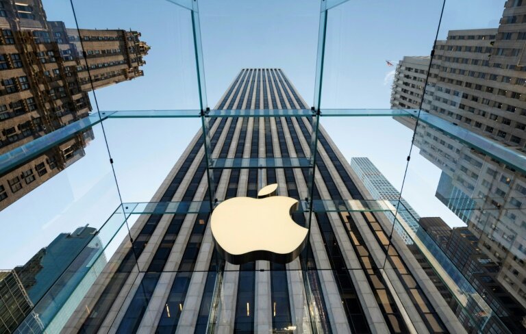Le géant américain de la tech Apple visé par une procédure à 914 millions d'euros au Royaume-Uni pour abus de position dominante sur les tarifs facturés aux développeurs qui utilisent sa plateforme d'applications © Johannes EISELE