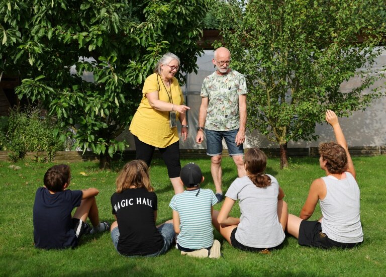 Anne et Marc Antoine avec les enfants qu'ils accueillent dans leur maison à Auchy-lez-Orchies, le 17 août 2023  dans le Nord © FRANCOIS LO PRESTI
