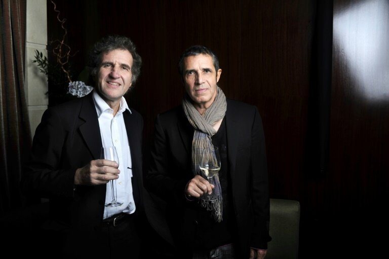 Le chanteur Julien Clerc (d) et son delu-frère le journaliste Gérard Leclerc, le 13 décembre 2010 à Paris © FRED DUFOUR
