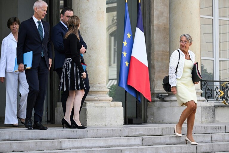 La Première ministre Elisabeth Borne et les ministres du gouvernement sur le perron de l'Elysée, à l'issue du premier Conseil des ministres de la rentrée, le 23 août 2023 à Paris © Bertrand GUAY
