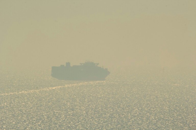 Un cargo, le premier empruntant les nouvelles voies maritimes en mer Noire, quitte le port d'Odessa, le 16 août 2023 dans le sud de l'Ukraine © STRINGER