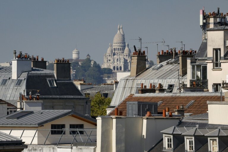 La basilique du Sacré-Cœur et des toits de zinc lors d'une vague de chaleur à Paris, le 7 septembre 2023 © Geoffroy Van der Hasselt