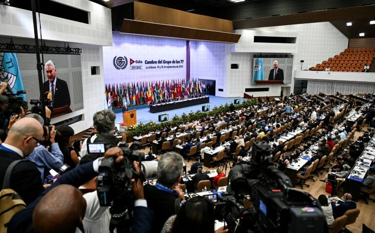 Le président cubain Miguel Diaz-Canel (G) s'exprime à l'ouverture du Sommet du G77+Chine au Palais des conventions à La Havane, le 15 septembre 2023 © YAMIL LAGE
