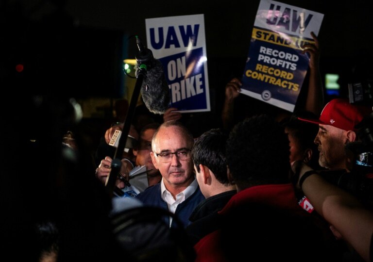 Le président du syndicat UAW Shawn Fain parle aux médias sur un piquet de grève près de l'usine Ford d'assemblage à Wayne, dans le Michigan, le 15 septembre 2023 © Matthew Hatcher