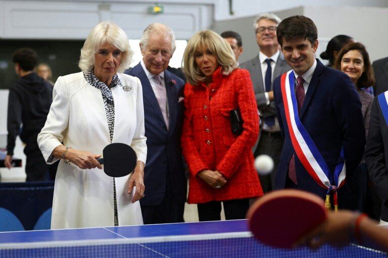 La reine Camilla joue au ping-pong à Saint-Denis, près de Paris, sous le regard du roi Charles III et de Brigitte Macron, le 21 septembre 2023 © HANNAH MCKAY