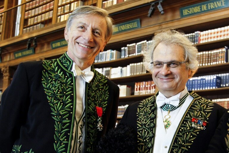 Les écrivains Amin Maalouf (d)  et Jean-Christophe Rufin, membres de l'Académie française, le 14 juin 2012 à l'Institut de France, à Paris © FRANCOIS GUILLOT