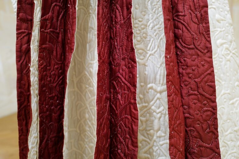 Des broderies réalisées par la styliste afghane Zolaykha Sherzad et les femmes de son atelier exposées à Arles, le 27 octobre 2023 dans les Bouches-du-Rhône © Sylvain THOMAS