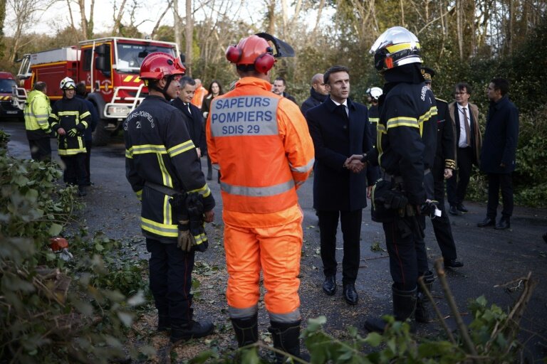 Le président Emmanuel Macron rencontre des pompiers après le passage de la tempête Ciaran, le 3 novembre 2023 à Daoulas, dans le Finistère © Yoan VALAT