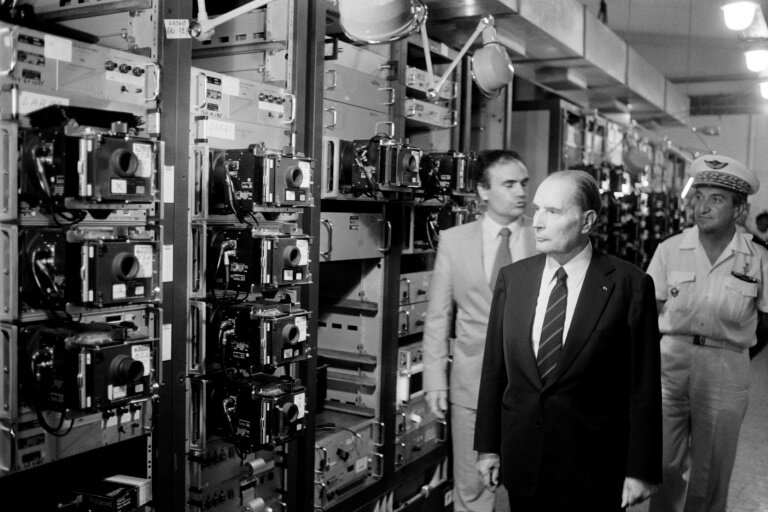 Le président français François Mitterrand visite le centre nucléaire de l'atoll de Mururoa, en Polynésie française, le 14 septembre 1985 © Derrick CEYRAC