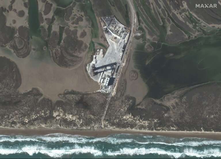 Sur cette photo diffusée par Maxar Technologies, la fusée Starship de SpaceX se tient sur son pas de tir, le 17 novembre 2023 à Boca Chica (Etats-Unis) © -