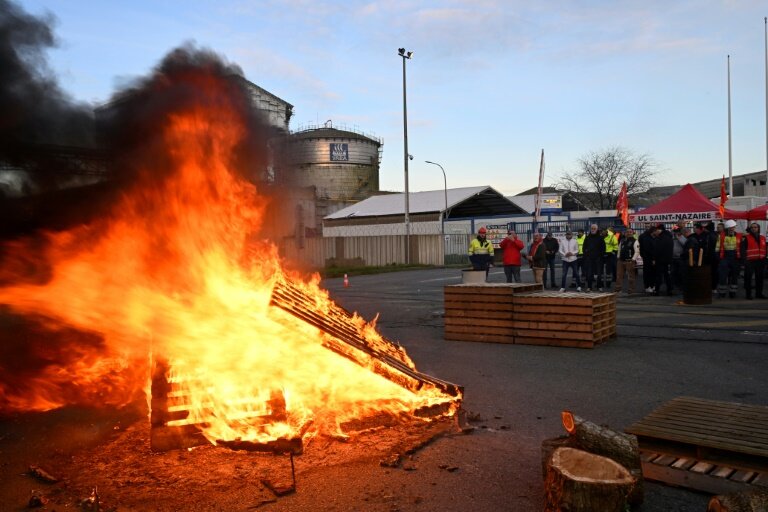 Des salariés de l'usine d'engrais chimiques Yara bloquent l'entrée du side lors d'une grève pour protester contre la suppression de 139 emplois, le 22 novembre 2023 à Montoir-de-Bretagne, en Loire-Atlantique © Damien Meyer