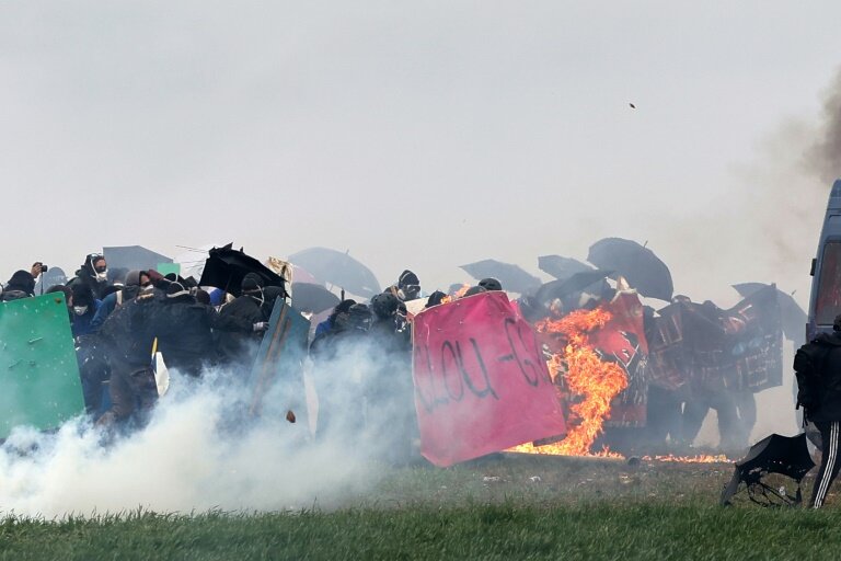 Heurts entre manifestants et gendarmes lors d'une manifestation contre les "bassines", le 25 mars 2023 à Sainte-Soline, dans les Deux-Sèvres © THIBAUD MORITZ