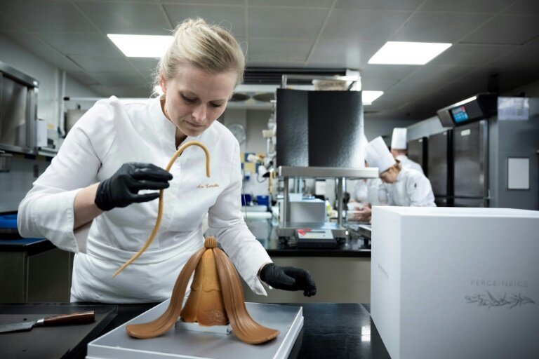 Anne Coruble, pâtissière de l'hôtel Peninsula, prépare une bûche de Noël, le 8 décembre 2023 à Paris © JULIEN DE ROSA