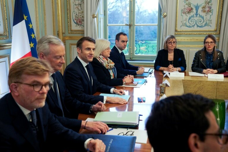 Le président Emmanuel Macron (3e g) lors du premier Conseil des ministres du nouveau gouvernement de Gabriel Attal, le 12 janvier 2024 à l'Elysée, à Paris © Michel Euler