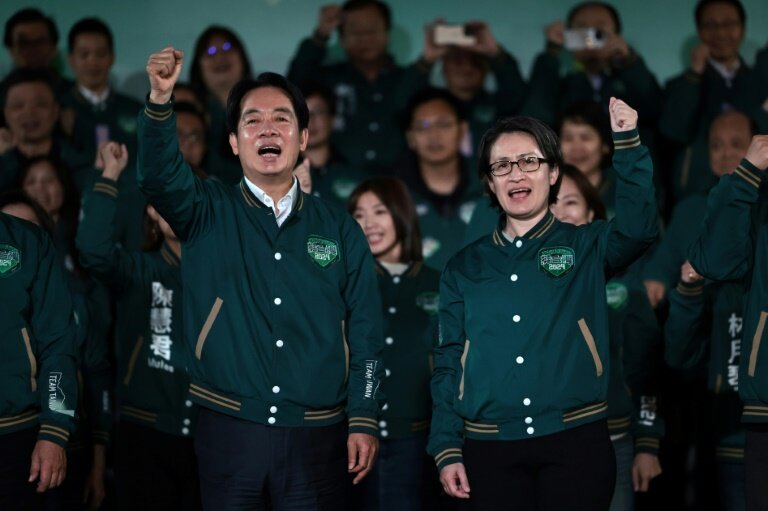 Le président élu de Taïwan Lai Ching-te (g) et sa colistière Hsiao Bi-khim (d), lors d'un rassemblement devant le siège du DPP, le 13 janvier 2024 à Taipei © Yasuyoshi CHIBA