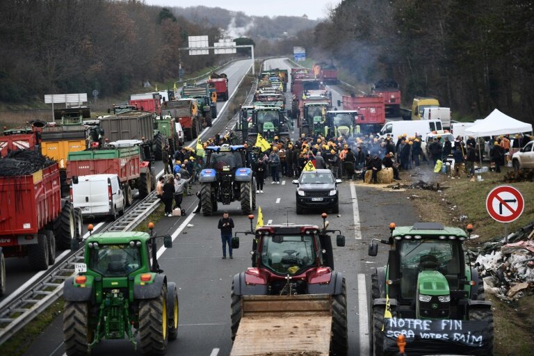 Manifestation d'agriculteurs sur l'A62, près d'Agen, dans le Lot-et-Garonne, le 23 janvier 2024 © Christophe ARCHAMBAULT