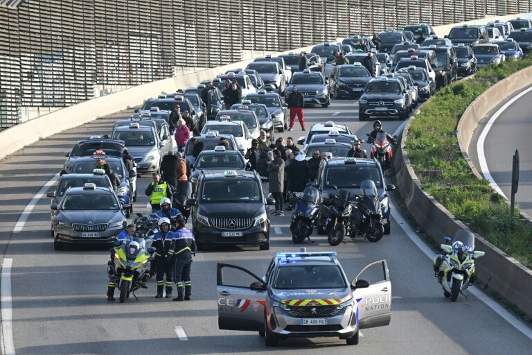 Manifestation de taxis le 29 janvier 2024 sur l'A50 à Marseille pour obtenir de l'Assurance maladie une renégociation du transport de patients © NICOLAS TUCAT