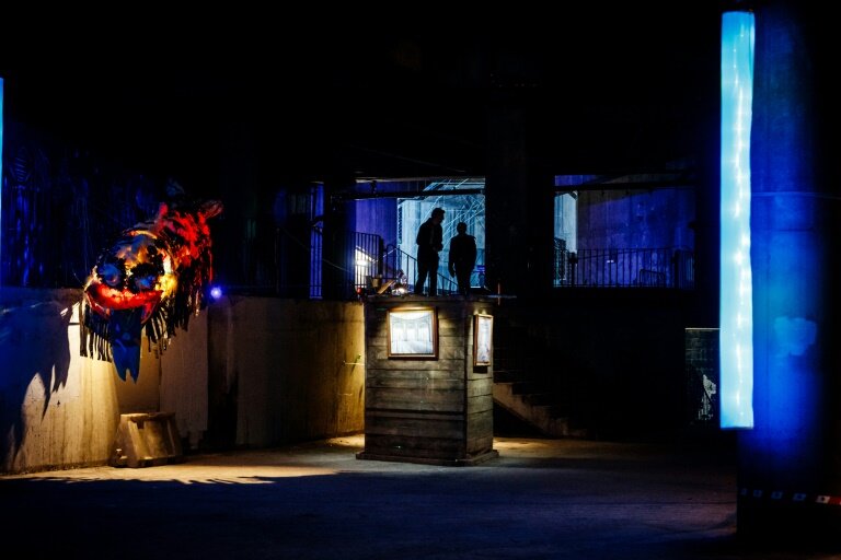 Des visiteurs lors d'une avant-première presse de l'exposition "Les Extatiques" à La Défense, près de Paris, le 30 janvier 2024 © Dimitar DILKOFF