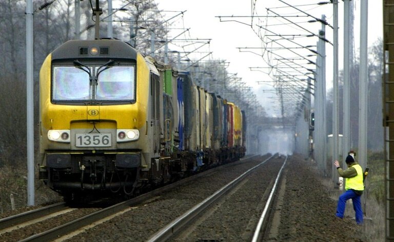 Un cheminot inspecte les rails de la ligne Paris-Strasbourg après une alerte à la bombe, le 25 mars 2004, à Vendenheim, en Alsace © Olivier MORIN