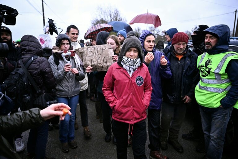 La militante écologiste suédoise Greta Thunberg (c) participe à une manifestation contre la construction de l'autoroute A69, le 10 février 2024 à Saïx, dans le Tarn © Lionel BONAVENTURE
