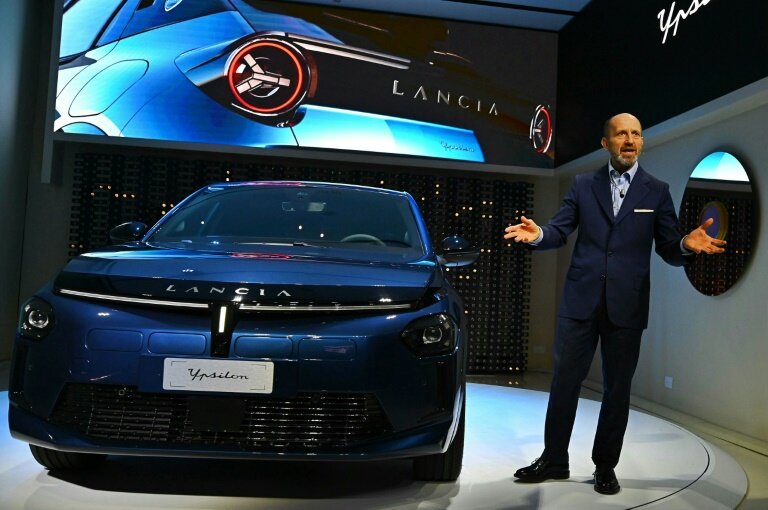 Le directeur général de Lancia, Luca Napolitano, présente la série limitée de la nouvelle Ypsilon à Milan, le 14 février 2024 © GABRIEL BOUYS