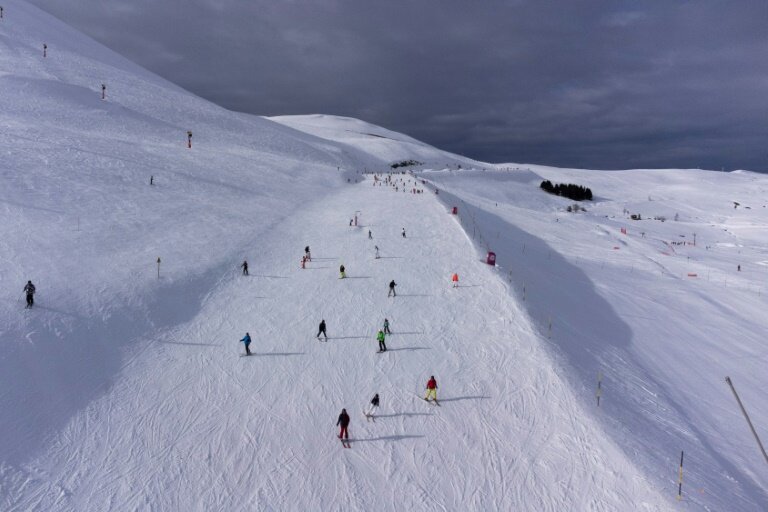 Des skieurs sur les pistes de l'Alpe d'Huez, le 14 février 2024 en Isère © Hassan AYADI