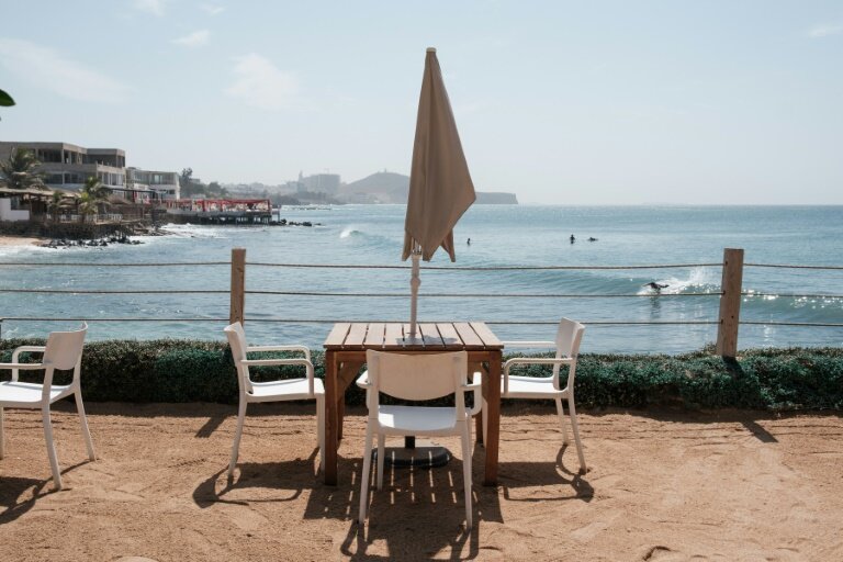 Une table vide dans un restaurant de la capitale du Sénégal, pays plongé dans une crise politique en raison du report de la présidentielle, à Dakar le 14 février 2024 © GUY PETERSON