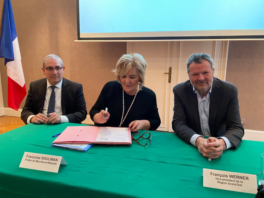 © Préfecture 54 Françoise Souliman, préfète de Meurthe-et-Moselle, entourée d’Alban Vibrac, le président de la Fédération du BTP 54 et François Werner, vice-président de la Région Grand Est lors du lancement officiel, mi-février, de la COP de Meurthe-et-Moselle.