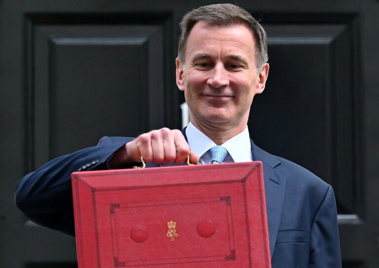 Le ministre des Finances britannique Jeremy Hunt pose avec la boîte rouge contenant le budget, à Londres le 6 mars 2024. © JUSTIN TALLIS