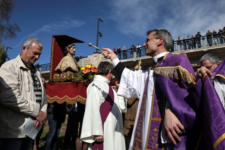 Traditionnelle procession pour implorer Saint Gaudérique, patron des cultivateurs pour les catholiques, de faire tomber la pluie dans les Pyrénées-Orientales frappées par une sécheresse historique, le 10 mars 2024 à Perpignan © Valentine CHAPUIS