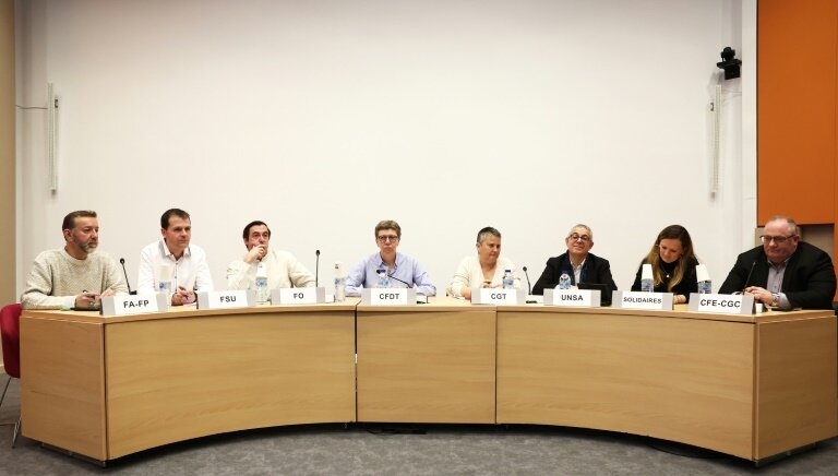 Les représentants des syndicats de fonctionnaires donnent une conférence de presse le 13 mars 2024 à Paris © EMMANUEL DUNAND