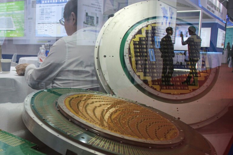 Des semi-conducteurs exposés au salon des semi-conducteurs SEMICON China, le 22 mars 2024 à Shanghai © Rebecca BAILEY
