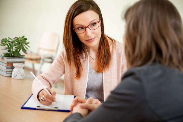 Être à l'écoute face à des situations personnelles complexes.