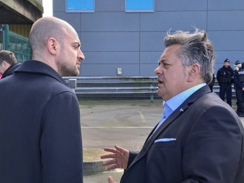 Jean-Noël Barrot, ministre délégué chargé de l’Europe, a échangé avec Olivier Leprêtre, président du Comité régional des pêches maritimes et des élevages marins de Boulogne-sur-Mer. © Aletheia Press/L.Saleur