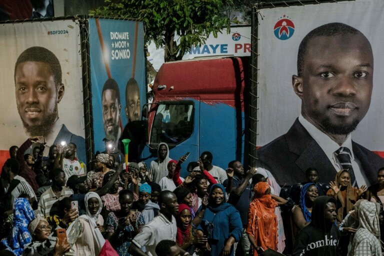 Des sympathisants rassemblés devant le QG du candidat antisystème sénégalais Bassirou Diomaye Faye, le 24 mars 2024 à Dakar © Carmen Abd Ali