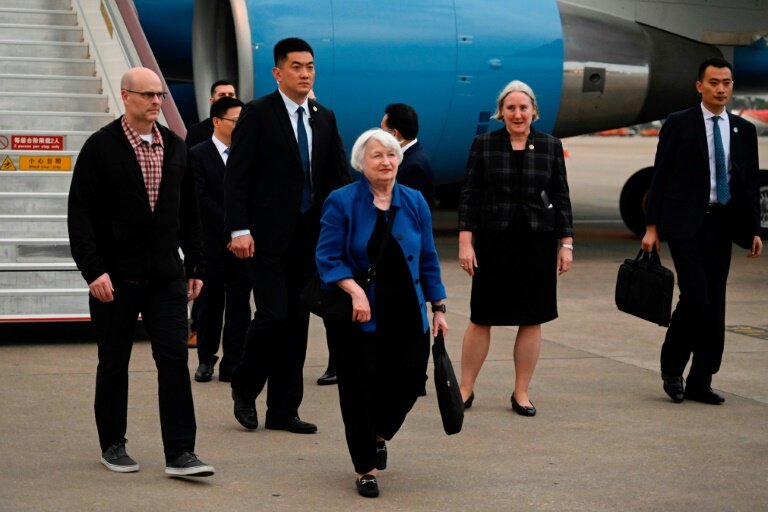 La secrétaire américaine au Trésor Janet Yellen (c) à son arrivée à l'aéroport de Guangzhou, le 4 avril 2024 en Chine © Pedro Pardo