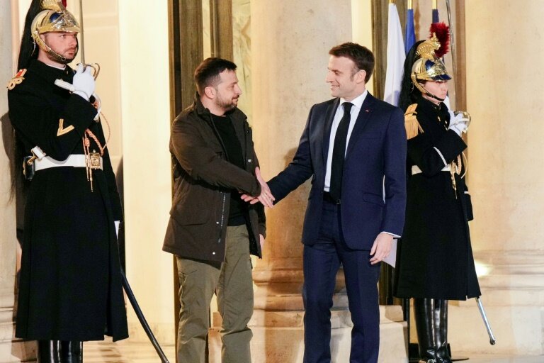 Le président Emmanuel Macron accueille son homologue ukrainien Volodymyr Zelensky à l'Elysée à Paris, le 16 février 2024 © Dimitar DILKOFF