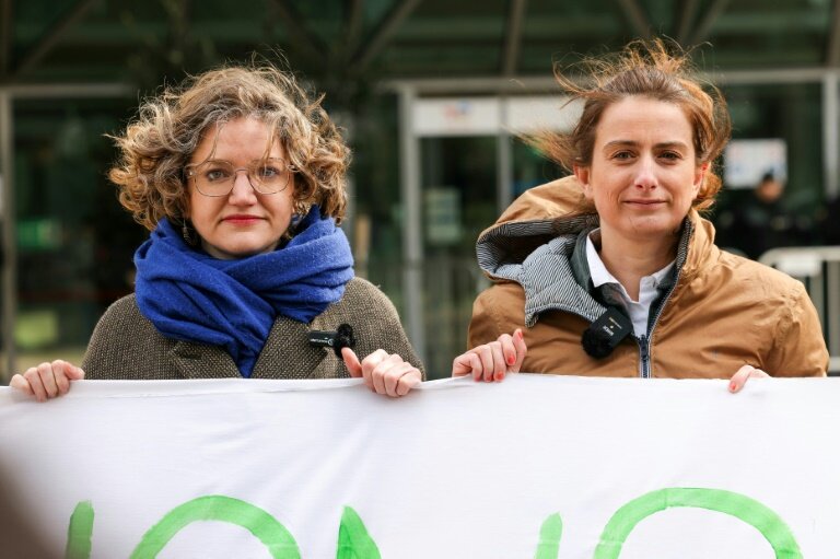 La tête de liste écologiste aux élections européennes, Marie Toussaint (g), au côté de la secrétaire nationale du parti, Marine Tondelier, lors d'une action contre les énergies fossiles, devant le siège de TotalEnergies, à La Défense, à Courbevoie, le 28 mars 2024 © Thomas SAMSON