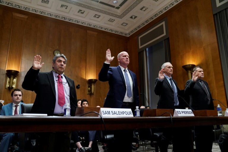 Quatre lanceurs d'alerte dont Sam Salehpour (g), ingénieur qualité, lors d'une audition au Sénat sur la sécurité des avions Boeing, le 17 avril 2024 à Washington © Drew ANGERER