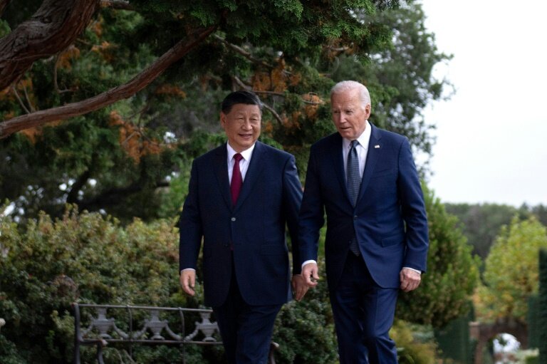 Le président américain Joe Biden et son homologue chinois Xi Jinping après une réunion dans le cadre de la semaine des dirigeants de la Coopération économique Asie-Pacifique (APEC), le 15 novembre 2023 à Woodside, en Californie © Brendan Smialowski