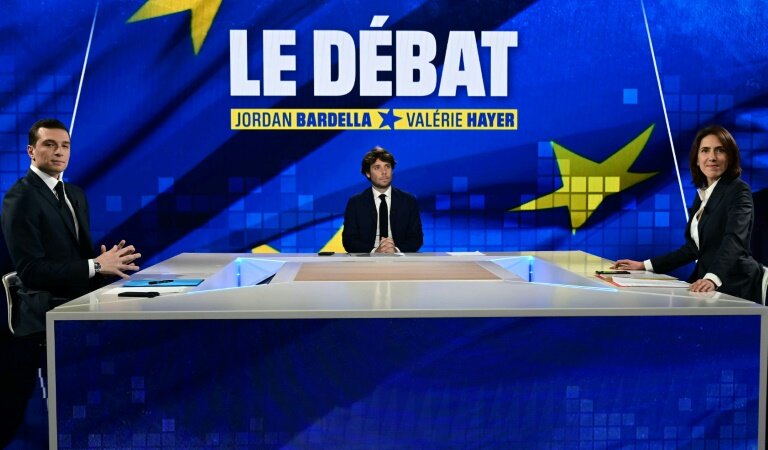 Jordan Bardella, président du RN et tête de listes aux  européennes, et Valérie Hayer, eurodéputée et candidate du groupe Renouveau, Modem et Horizons avant un débat animé par le journaliste Benjamin Duhamel (c) dans les studios de la chaîne BFMTV à Paris, le 2 mai 2024 © MIGUEL MEDINA