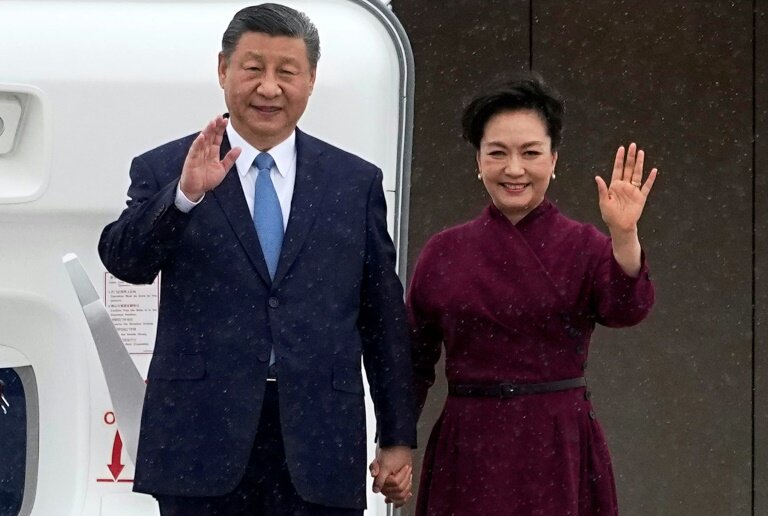 Le président chinois Xi Jinping (G) et son épouse Peng Liyuan arrivent en France pour une visite officielle de deux jours, le 5 mai 2024 à l'aéroport d'Orly © Michel Euler