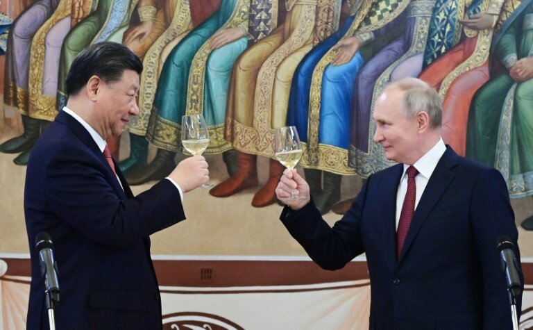 Le président chinois Xi Jinping (g) porte un toast avec son homologue russe Vladimir Poutine lors d'une réception au Kremlin, le 21 mars 2023 à Moscou © Pavel Byrkin