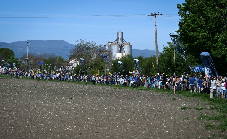 Des opposants à un projet de "mégabassines", réserves controversées d'irrigation agricole, manifestent le 11 mai 2024 près de Billom, dans le centre de la France © JEAN-PHILIPPE KSIAZEK
