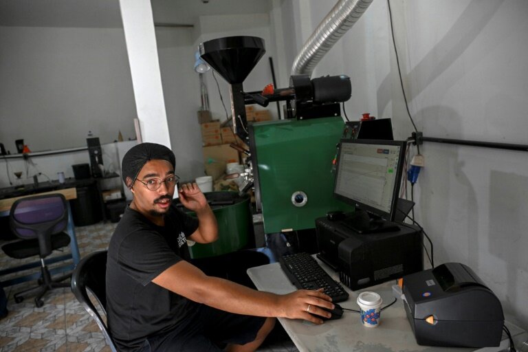Fondateur de l'entreprise de café Café Di Preto, Raphael Brandao, 31 ans, travaille sur une machine à torréfier à Nova Iguacu, une banlieue de Rio de Janeiro © MAURO PIMENTEL