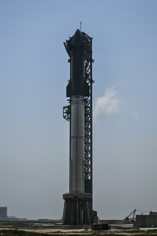 La fusée Starship de SpaceX est positionnée sur le pas de tir avant son quatrième vol d'essai depuis la base spatiale Starbase à Boca Chica, au Texas, le 5 juin 2024 © CHANDAN KHANNA